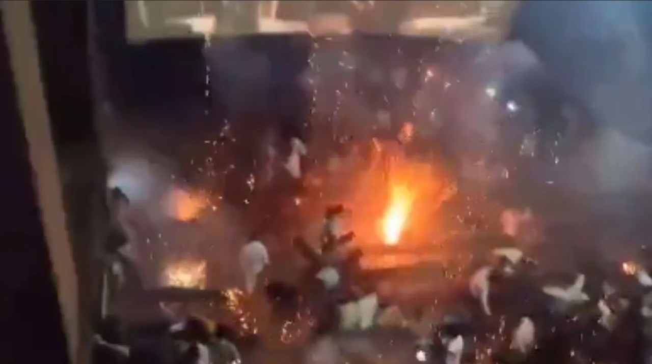Pirotecnia en sala de cine causan estampida en la India