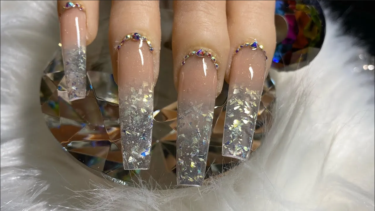 Diseños de uñas de cristal, una manicura elegante para lucir en primavera