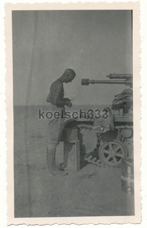 Foto Afrika Korps Panzermann am Panzerjäger I Pa