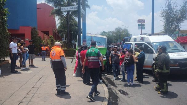 Otro accidente de transporte público en la CDMX; choque de microbús deja 11 heridos