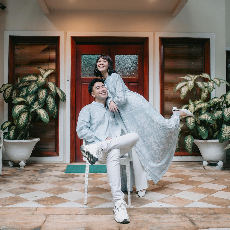 Pasangan artis Vidi Aldiano dan Sheila Dara saat merayakan momen Hari Raya Idulfitri 1443 H.