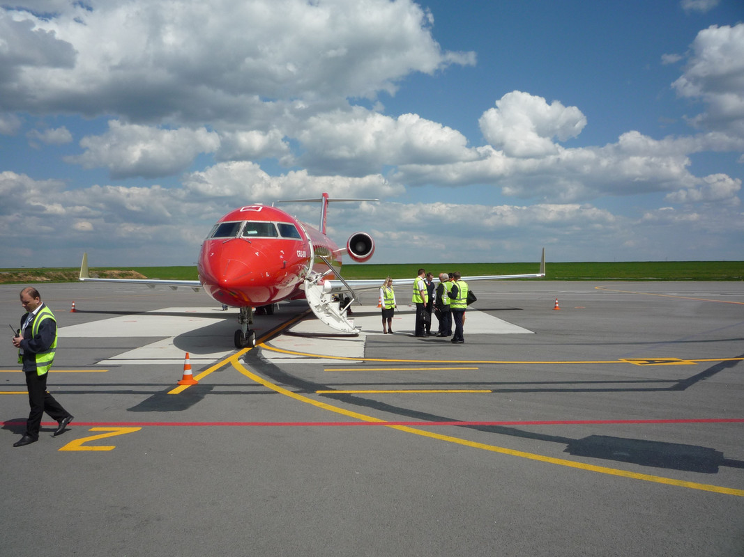 Наш_Bombardier_CRJ-200ER_BQ-BFI_в_Калуге.jpg