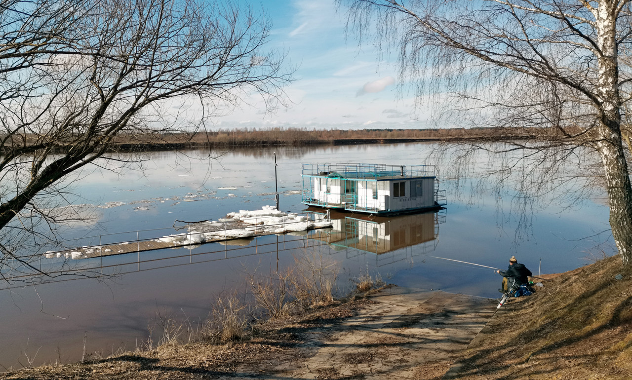 IMG_20230401_половодье, яхт-клуб, рыбак