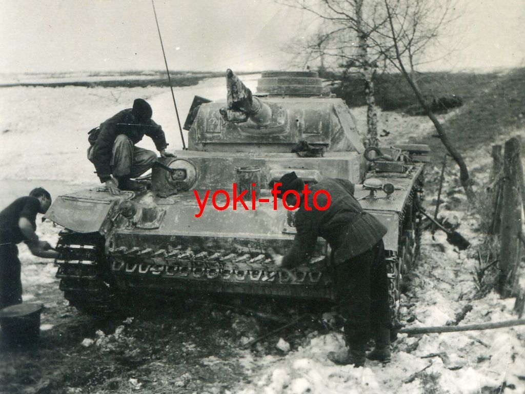 Foto, Panzermänner beim säubern ihres Panzer III