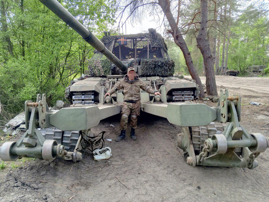 Photos guerre d ukraine - Page 32 Uk-T-72-B3-russe-avec-un-rouleau-de-mines-attach-quelque-part-pr-s-des-lignes-de-front