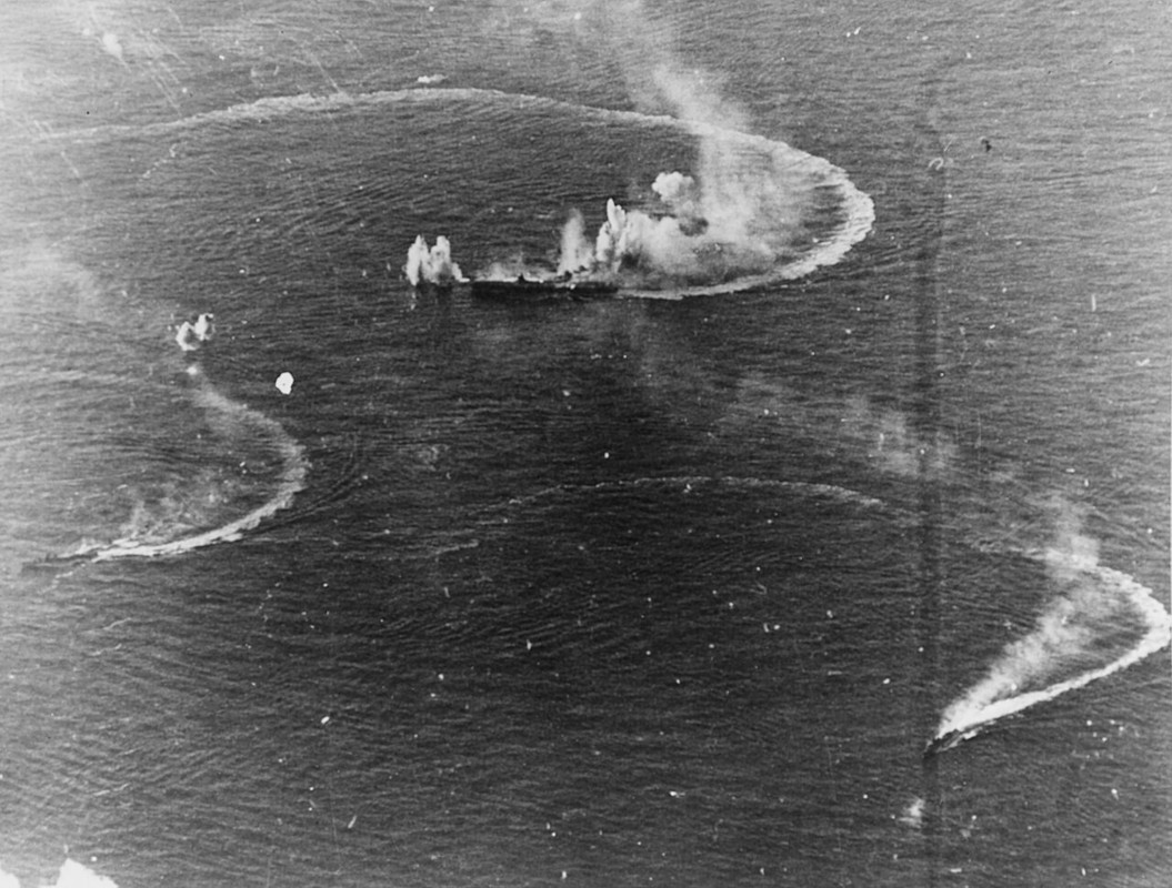 El portaaviones IJN Zuikaku y dos destructores son atacados por aeronaves de la US Navy, 20 de junio de 1944