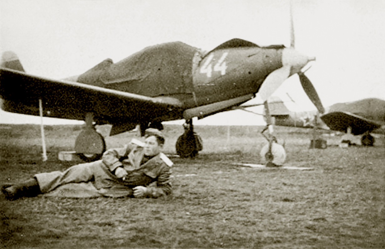 Bell-P-39-Airacobra-30GvIAP-180IAD-White-44-NI-Ivanov-on-Belorussian-front-1945