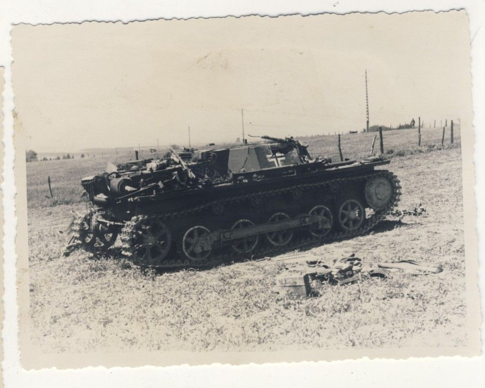 Foto FRANKREICH - deutscher Panzer mit Ausrüstun