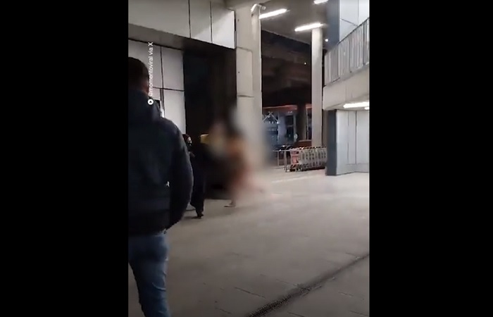 Seorang wanita baru-baru ini menghebohkan bandara di Chili ketika berlarian tanpa busana dan menyerang penumpang pesawat dengan kejam.