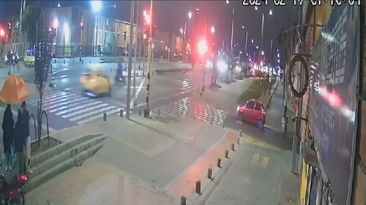 Taxista borracho se pasa un alto y atropella a dos mujeres en Colombia: video