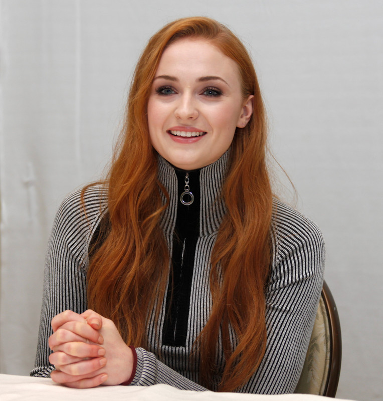 MCFan_for_Celeblounge_HQCeleb_Corner12-04-2016_13-30_02