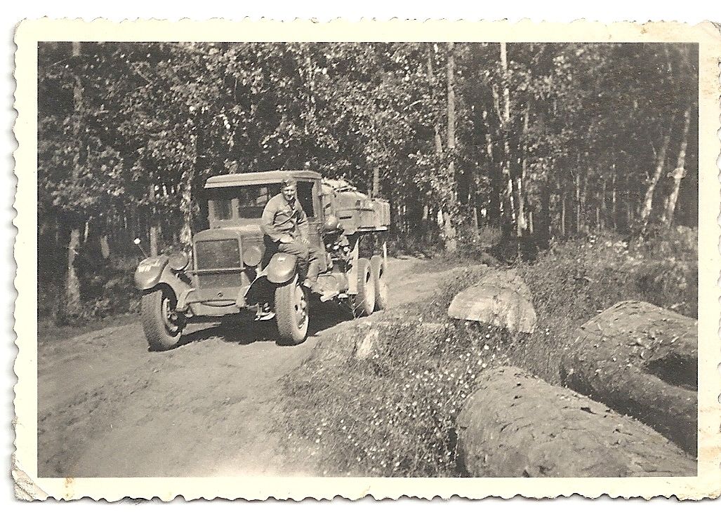 Orig.Foto Soldat Wehrmacht mit LKW in Rußland WW