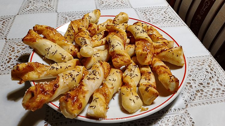 https://i.postimg.cc/XY2TPs2T/sajtos-grissini-20230916.jpg