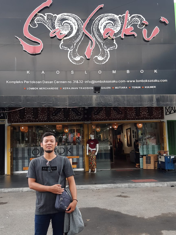Traveler liburan ke Lombok dan kunjungi pusat oleh-oleh Kaos Lombok
