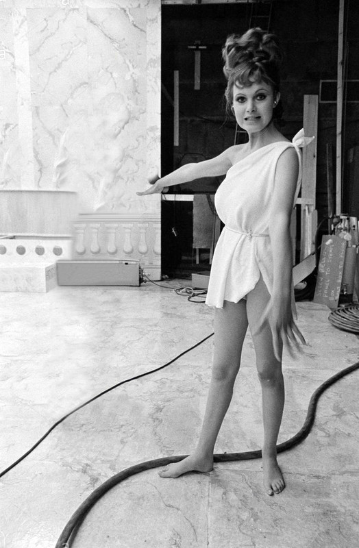 madeline_smith_c08