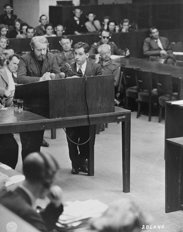 El acusado Gerhard Rose junto al fiscal jefe James M. McHaney durante el juicio de los doctores