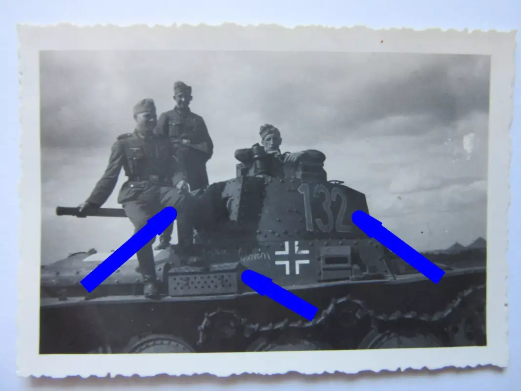 Foto Panzer 38t Beute Tschechien Praga beschädigt in Frankreich Turmnummer