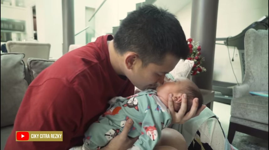 Rezky Aditya saat menciumi baby Athar
