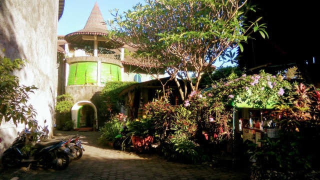 kafe yang terletak di bawah bangunan Museum