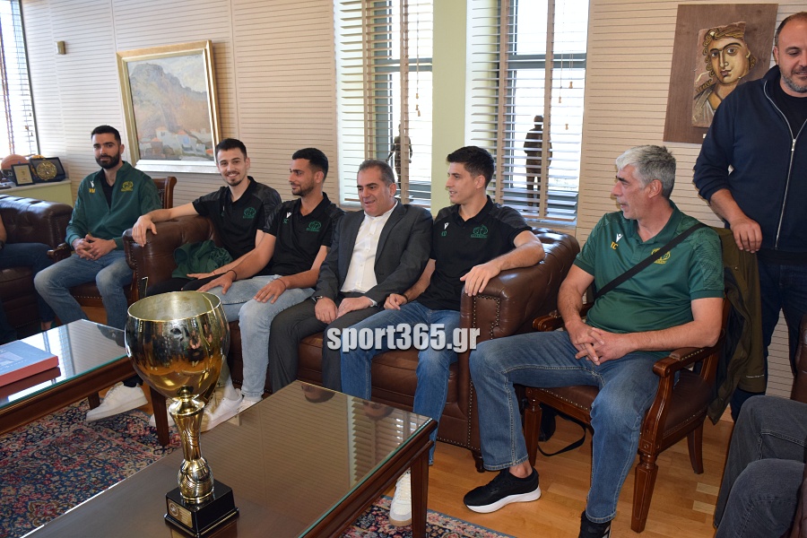 , Οι θριαμβευτές της Καλαμάτας ’80 στο Δημαρχείο: Η πόλη υποκλίθηκε στους πρωταθλητές! – «Να γιορτάσουμε και για την Μαύρη Θύελλα» (φωτο & βίντεο)