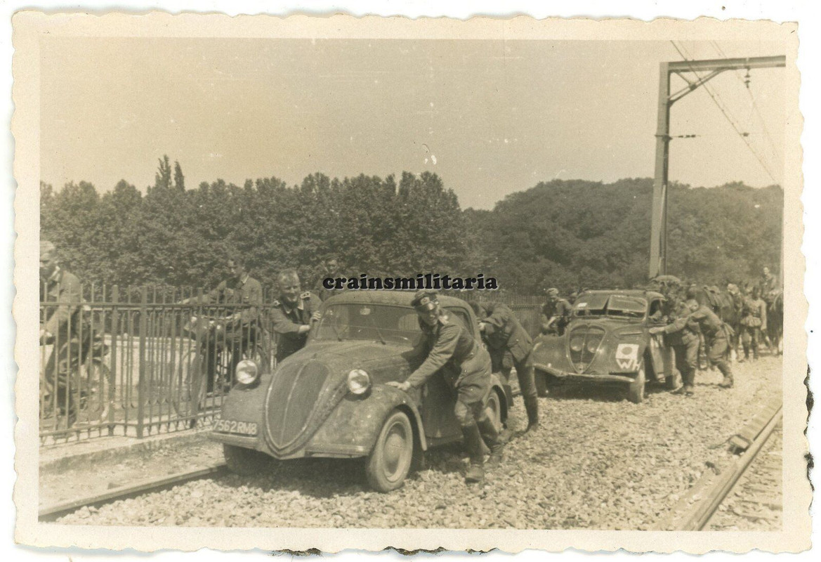 Orig. Foto 33.ID Fiat 500 Peugeot 402 Beute Pkw in ORLÉANS Loire Frankreich 1940