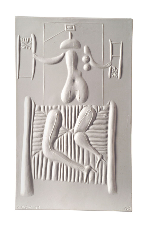 Femme et chaises