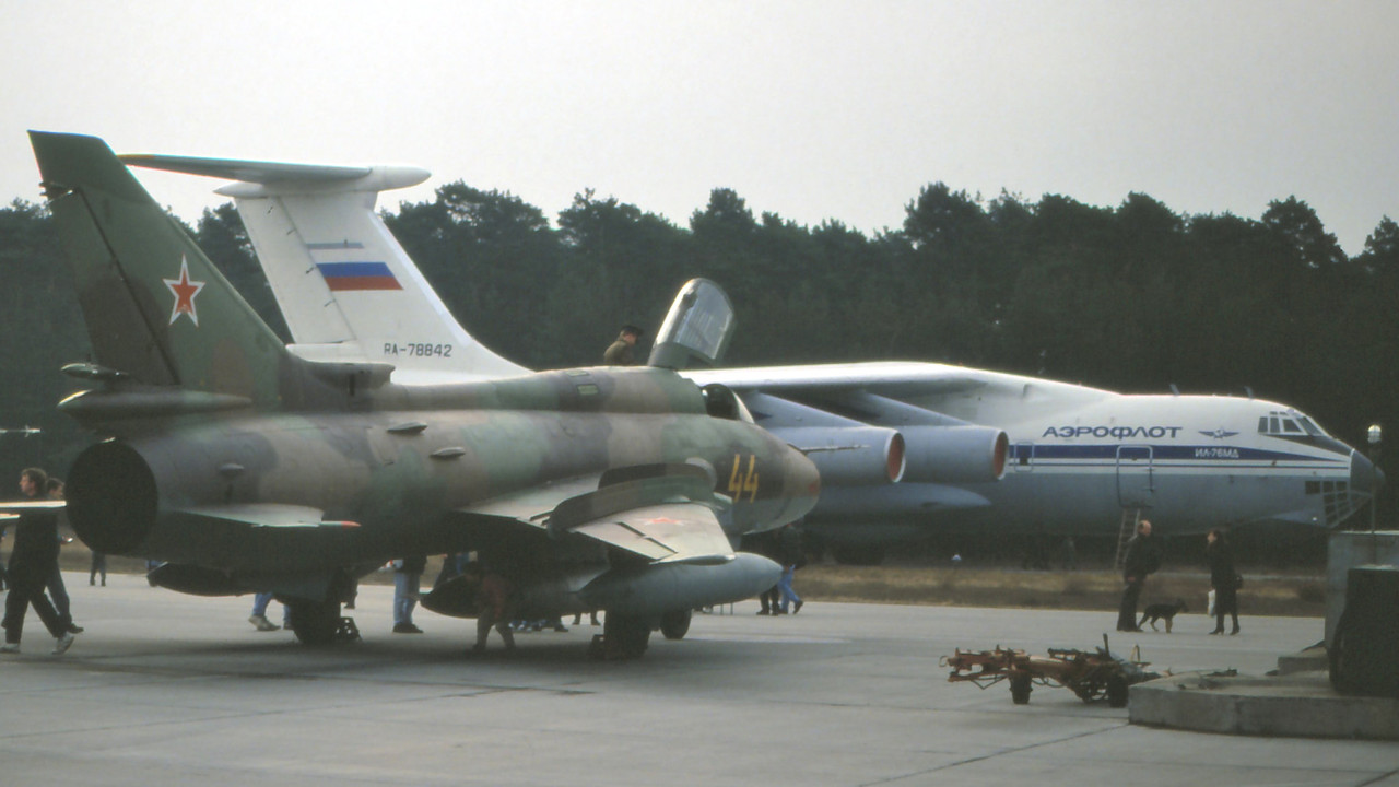 20 GvAPIB Su-17M4 44 yellow_15205 (8)_Gross Dolln