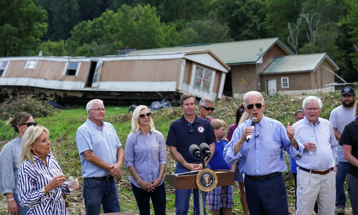 Joe Biden promete más ayuda para las víctimas de las inundaciones en Kentucky