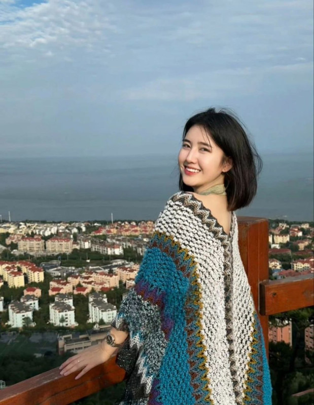 X2武汉某大学计算机学院美女辅导员徐曦，研究生毕业，小小年纪就吃上了铁饭碗，近期被学生拔出其本人早期在花椒直播平台玩擦边直播，甚至还有金主豪掷重金和她裸聊，主播ID叫曦曦宝贝呀，现在都还有相关记录。果