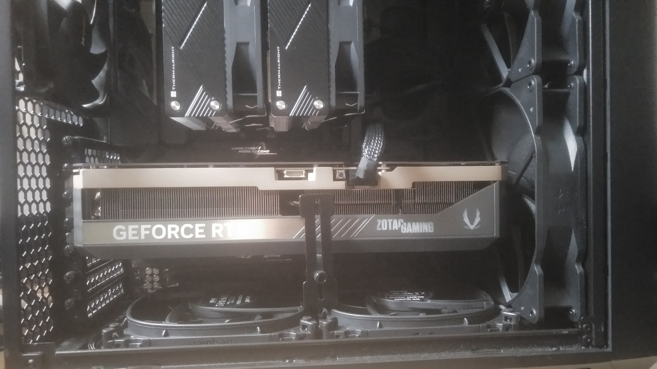 https://i.postimg.cc/XY9cjCDn/Zotac-RTX-5080-Solid-OC-interieur.jpg
