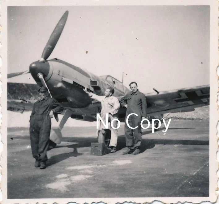 Foto WK2 Frankreich Werkstattzug West der Luftwaffe Flugzeug BF 109 X212