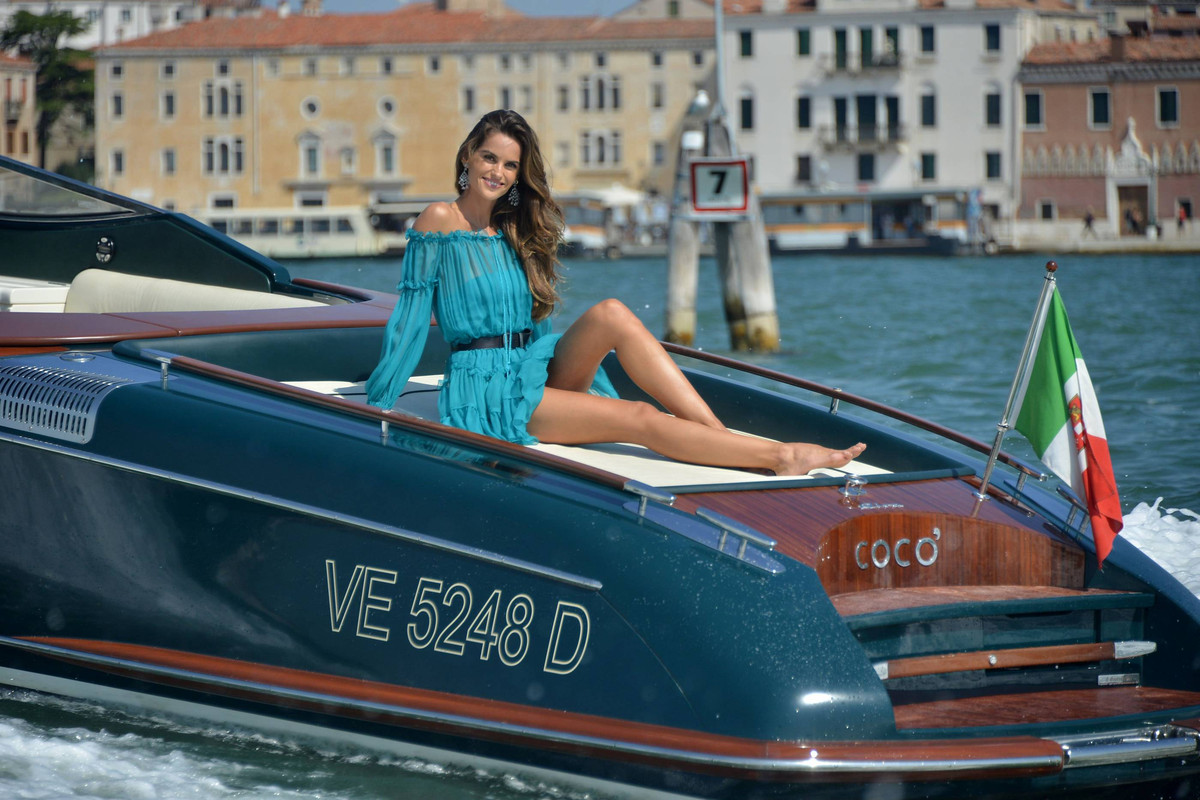 izabel-goulart-arriving-at-2017-venice-internati