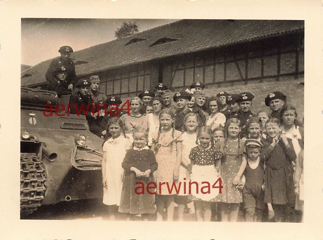 Panzersoldaten mit Panzer I bei kleinen Mädchen Bauernhof bei Eisenach
