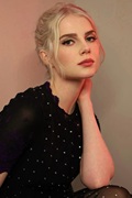 [Bild: 740full-lucy-boynton.jpg]