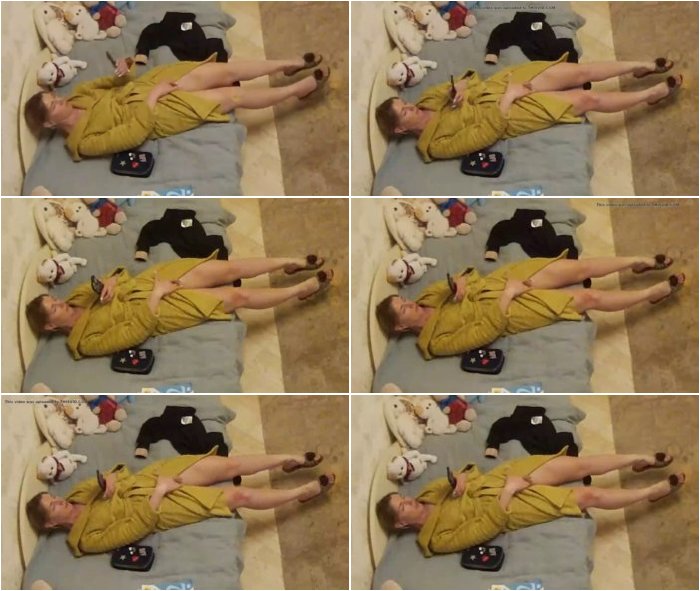 [Image: MILF-Rubs-to-Orgasm-on-Bed-3.jpg]