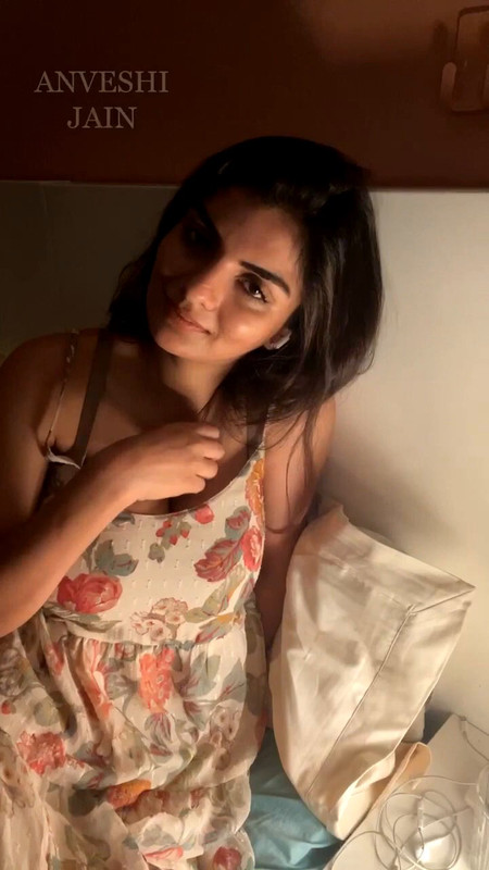 Anveshi Jain Live.mp4.0018
