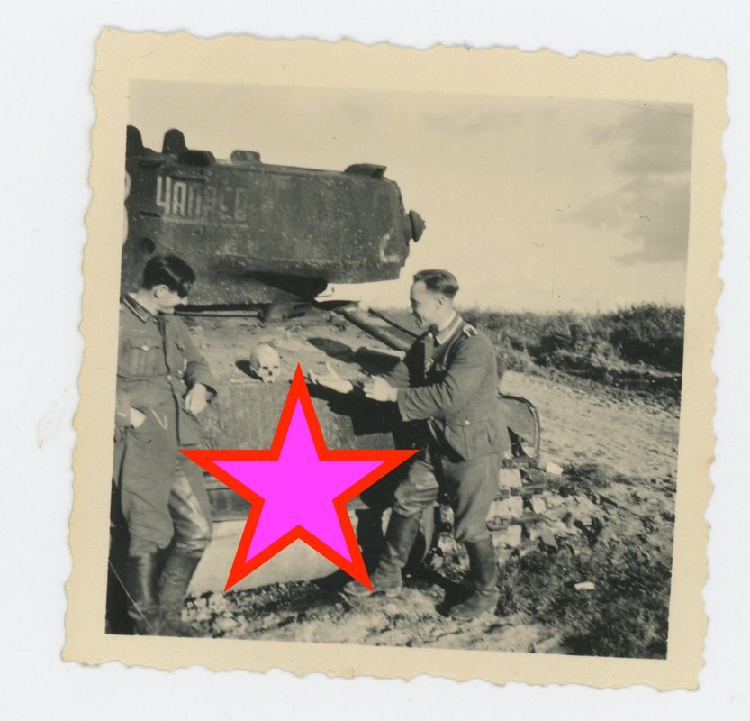 Foto wehrmacht Soldaten vor russischen Panzer Kennung Totenschäd