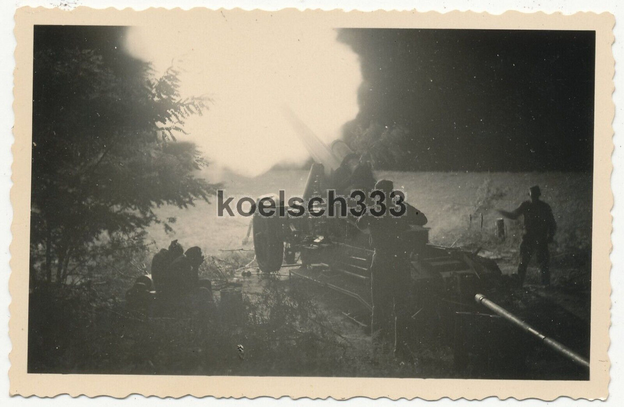 Foto 21cm Mörser Artillerie Geschütz feuert bei Nacht an der Ostfront 1941..
