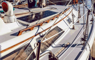 Un panneau solaire installé sur un bateau 