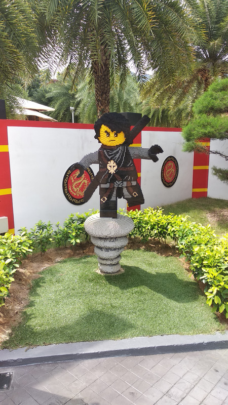 Karakter Kai dari Ninjago dibuat dari LEGO brick