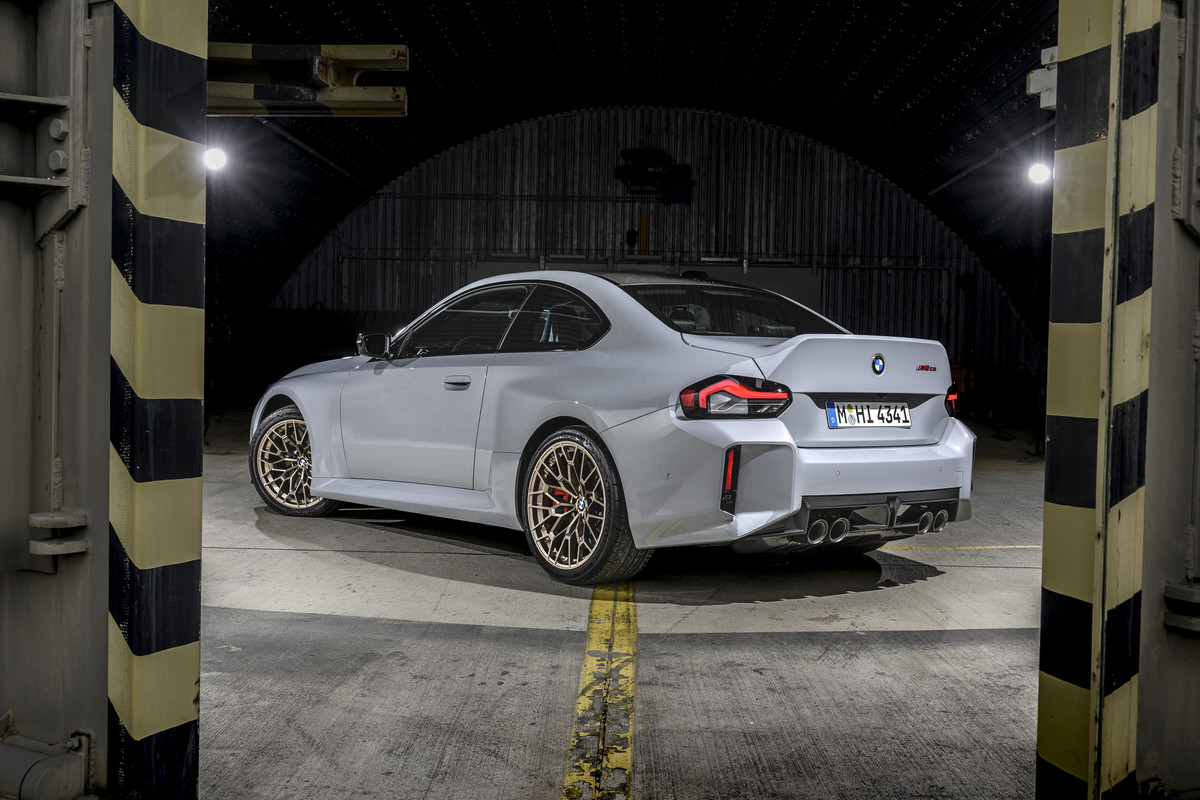P90600866_highRes_the-new-bmw-m2-cs