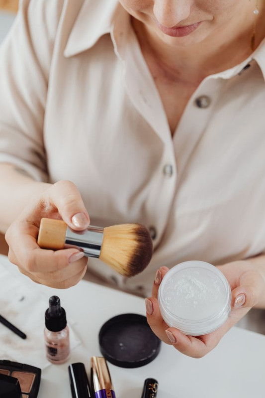 powder to slightly set the face to avoid cakey makeup 