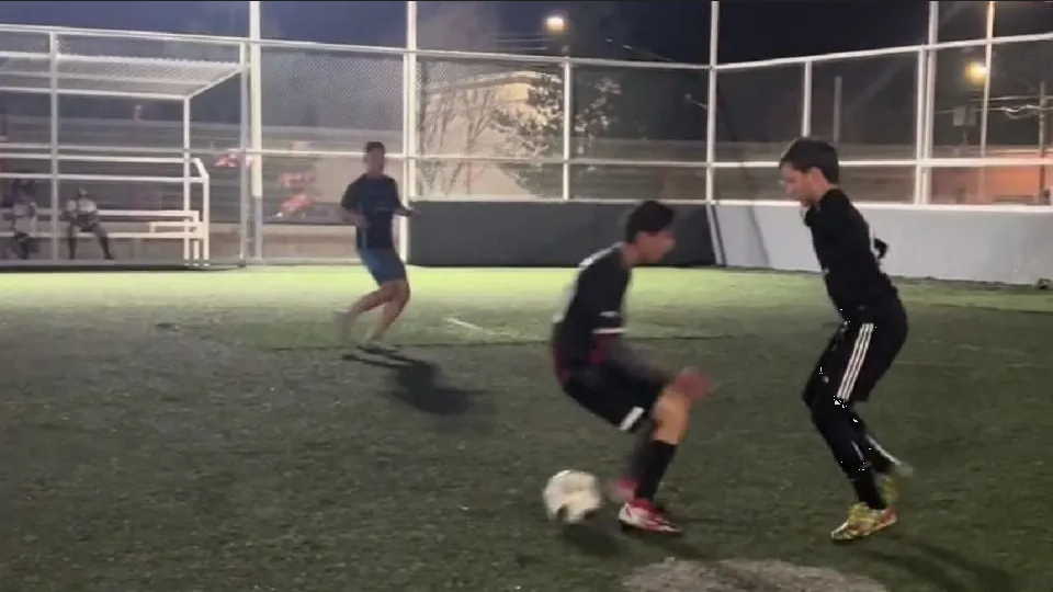Joven sin brazos se viraliza por sus impresionantes habilidades en el futbol (VIDEOS)