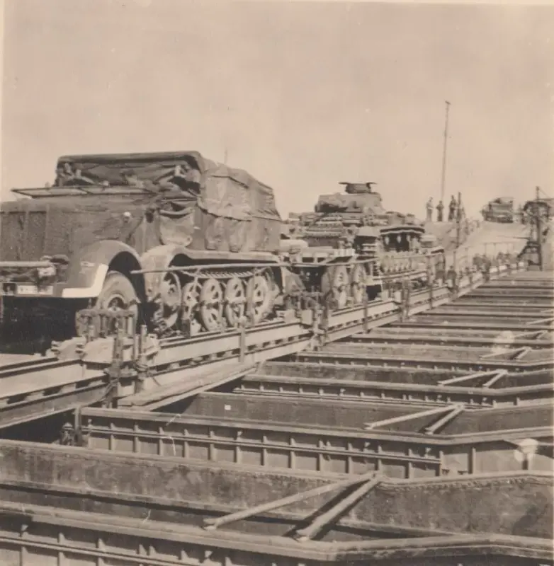 #40 Wehrmacht Sd.Kfz. 9 Famo mit Pz. III auf Sonderanhänger auf Pontonbrücke