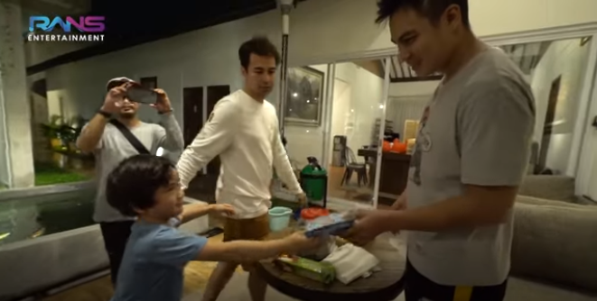 Rafathar memberikan kado yang berisi kecoa ke Baim Wong