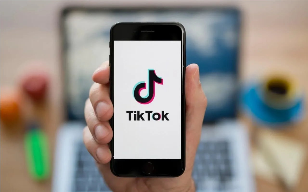 Pide ayuda en TikTok para que descarguen la app de su papá y ya es todo un éxito