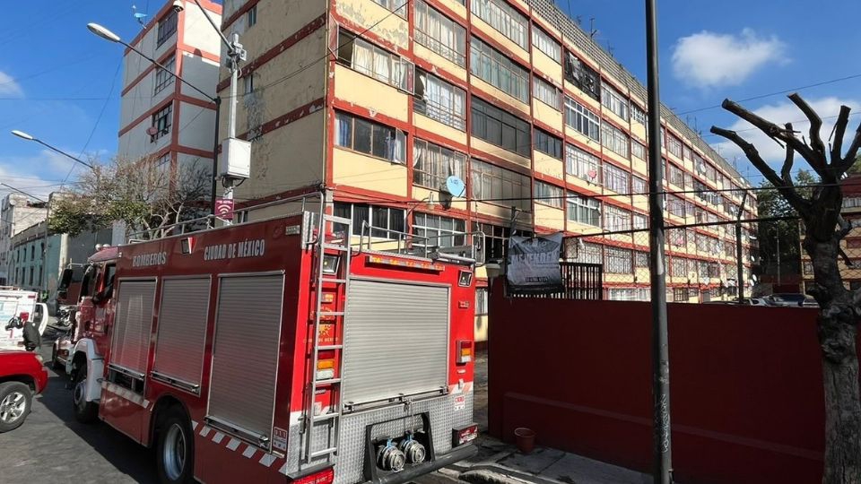 Bomberos de la CDMX evitan decesos tras incendio en la colonia Morelos; multifamiliar fue consumido