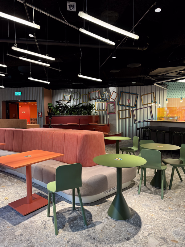 Le Big Tam Tam preisgekröntes Hospitality-Lichtdetail mit warmem Licht, visuellem Rhythmus und Fokus auf Restaurant-Interieurdesign