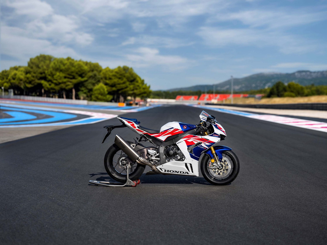 Спортбайк Honda CBR1000RR-R Fireblade SP 30th Anniversary 2022