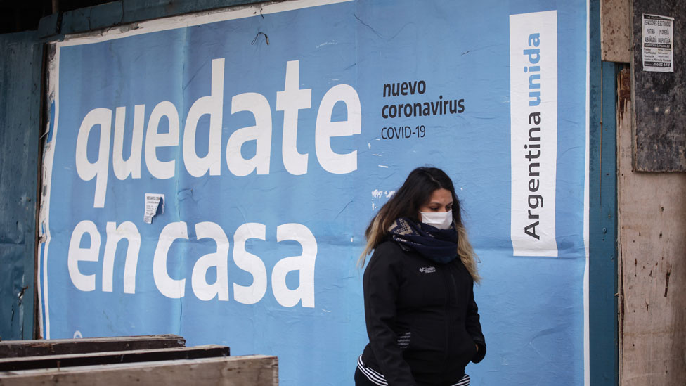 En Argentina, una mujer se quitó el vestido en público y lo usó como cubrebocas